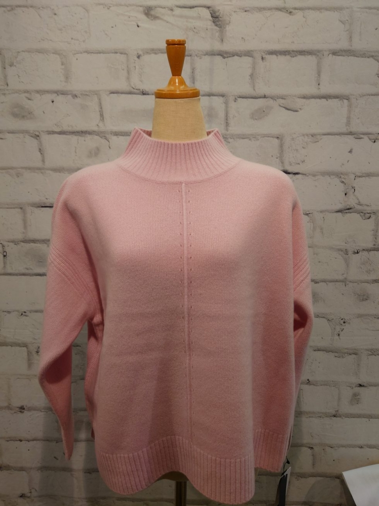 華やぎに満たされる優しいピンクのセーター