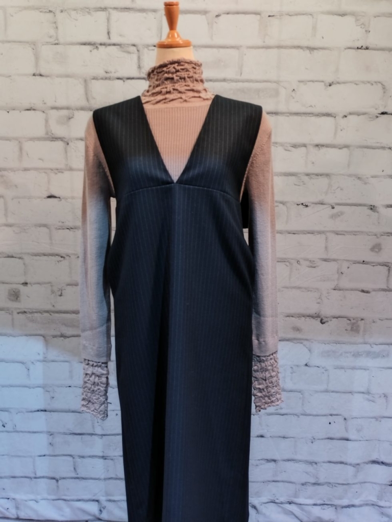 VネックIラインシルエットの着痩せするジャンバードレス