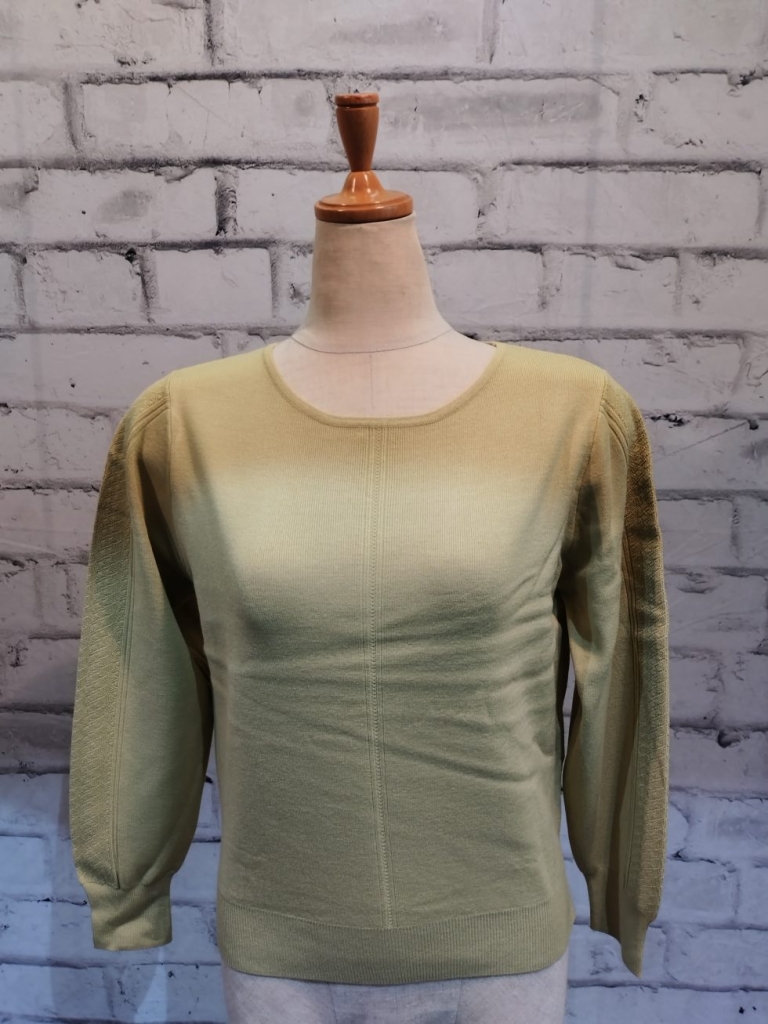 長いシーズン着れるボートネックニット