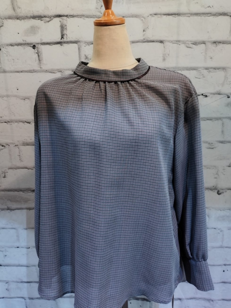 長め丈のガンクラブチェック柄ブラウス　