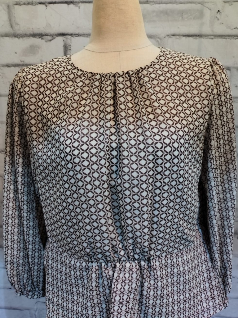 ペプラムプリントブラウス