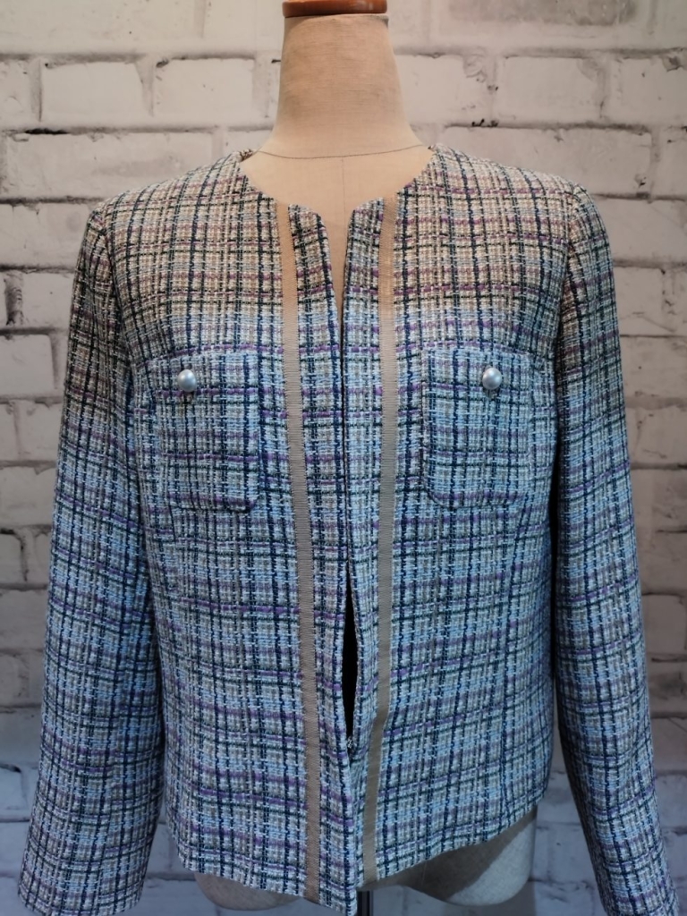 春らしいツイードジャケット